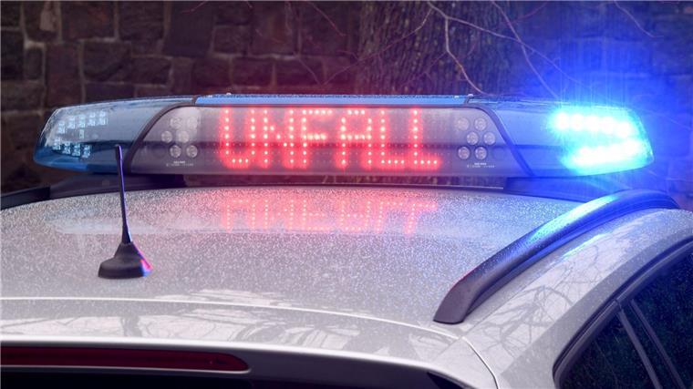 Transporter prallt gegen Baum: 25-Jähriger stirbt Die Leuchtschrift „Unfall“ auf dem Dach eines Polizeiwagens.