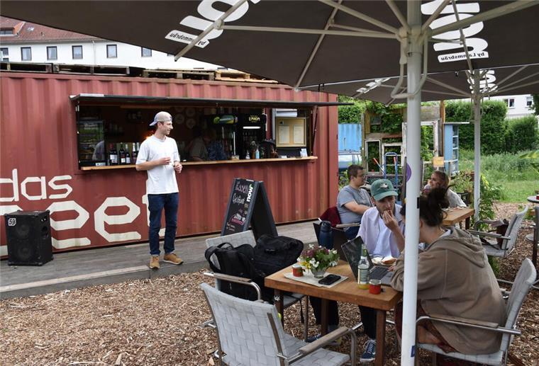 Damit lädt „Das Beet“ in Lehe zum Chillen und Abtanzen ein Menschen an Tischen in Gartencafé