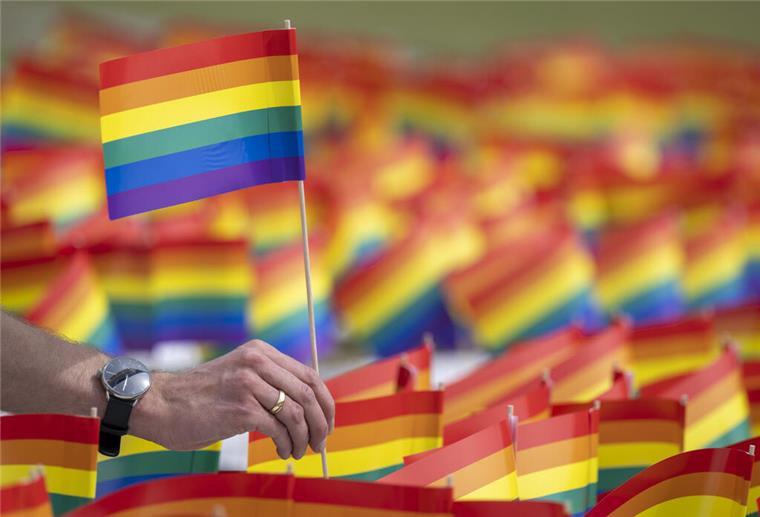Deutschland bleibt bunt – doch global kippt die Stimmung gegen LGBTQ Regenbogenflaggen. Die LGBTQ-Akzeptanz in Deutschland bleibt stabil – anders als in vielen Ländern weltweit, wo die Zustimmung zu Rechten und Sichtbarkeit queerer Menschen sinkt.