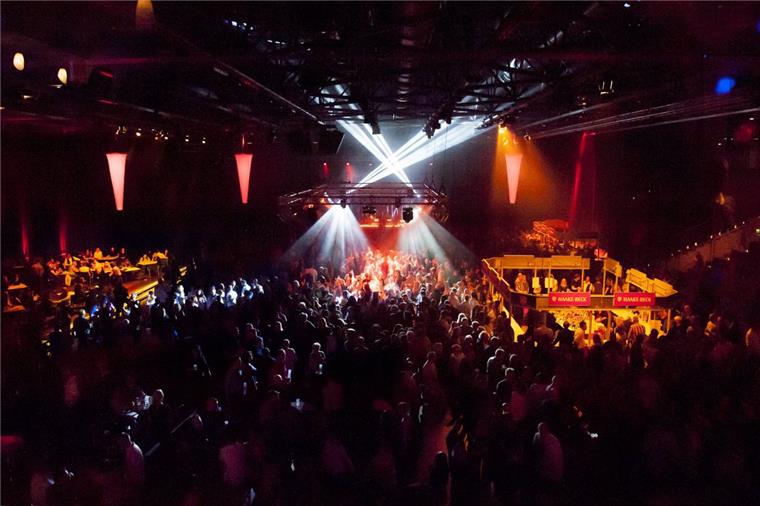 Die Lichter funkeln - volles Haus in der Stadthalle.