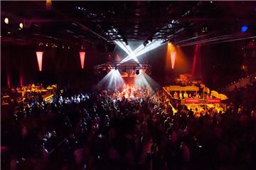 Die Lichter funkeln - volles Haus in der Stadthalle.