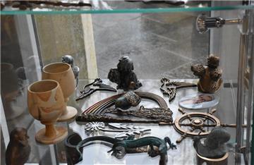 Die Liebe zum Detail wird in der Auslage in der Vitrine im Ladengeschäft der Fir...
