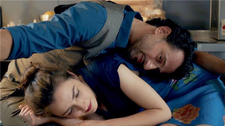 Politisch brisante Lovestory: „Was von der Liebe bleibt“ Die Liebesgeschichte von Ilyas (Serkan Kaya) und Yasemin (Seyneb Saleh) wird in Rückblenden erzählt.