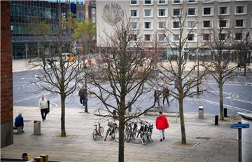 Die Linden auf dem Theodor-Heuss-Platz in Bremerhaven, die sich nicht richtig entwickelt haben und deutlich zu klein sind, werden ab Januar ersetzt.