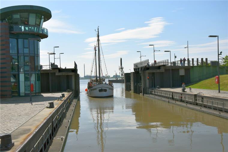 Bremerhaven: Die "Line Hinsch" auf Promotion-Tour Die „Line Hinsch“ ist am Sonntag aus dem Fischereihafen in Bremerhaven in den Neuen Hafen geschippert – vorbei an Nordmole und Strandbad, hinein in die Sportbootschleuse.