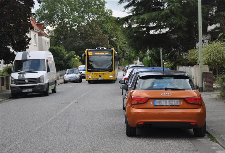 Bremerhaven Bus: Fahrplan-Macher trotz Unmut der Bürger zufrieden Die links und rechts parkenden Autos auf der Straße Dreibergen erschweren dem Busfahrer die Arbeit. Aber ein ernsthaftes Problem erkennt Robert Haase, der Geschäftsführer von Bremerhaven Bus darin nicht.