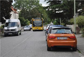 Die links und rechts parkenden Autos auf der Straße Dreibergen erschweren dem Busfahrer die Arbeit. Aber ein ernsthaftes Problem erkennt Robert Haase, der Geschäftsführer von Bremerhaven Bus darin nicht.