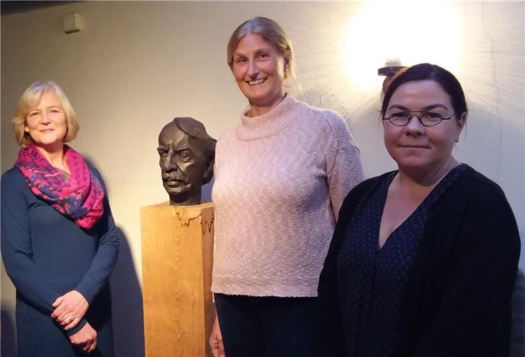 Kempowski-Stiftung: Veranstaltungen fallen aus Die Literaturnachmittage im Haus Kreienhoop sind derzeit ausgesetzt. Das gilt auch für alle anderen geplanten Veranstaltungen im ersten Halbjahr. Kathrin Möller-Funck (rechts) und ihre Mitstreiterinnen Irmela von Lenthe (links) und Alinda Alinda van der Vooren-Tralau sind darüber tief betrübt.