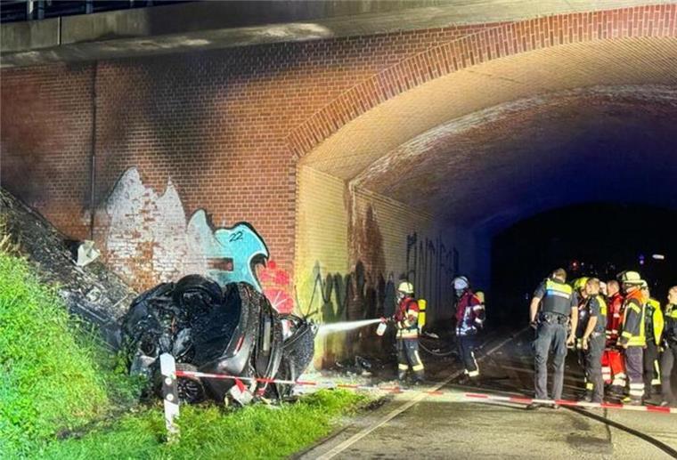 Die Löscharbeiten am brennenden Tesla gestalteten sich schwierig. Da sich die Batterien des Elektroautos immer wieder neu entzündeten, mussten sie die Einsatzkräfte offenbar ständig kühlen.