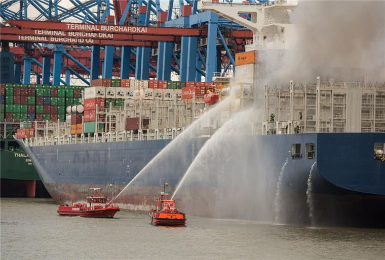 Bremerhaven hilft beim Containerschiffsbrand in Hamburg Die Löscharbeiten am Burchardkai wird für die Feuerwehr ein Dauereinsatz, der vermutlich noch bis ins Wochenende gehen wird. Die Hamburger haben die Hilfe der Bremerhavener angefordert.