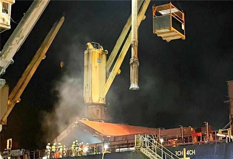 Großeinsatz: Schiff brennt im Braker Hafen Die Löscharbeiten, an denen rund 65 Einsatzkräfte beteiligt waren, dauerten rund zwei Stunden.