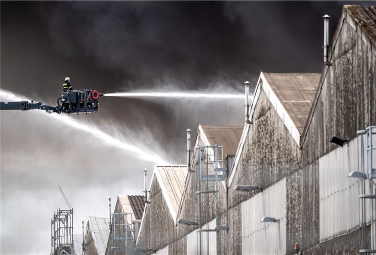 Bremen: Schwierige Löscharbeiten bei Großbrand in Industriehafen Die Löscharbeiten im Bremer Industriehafen dauern immer noch an.