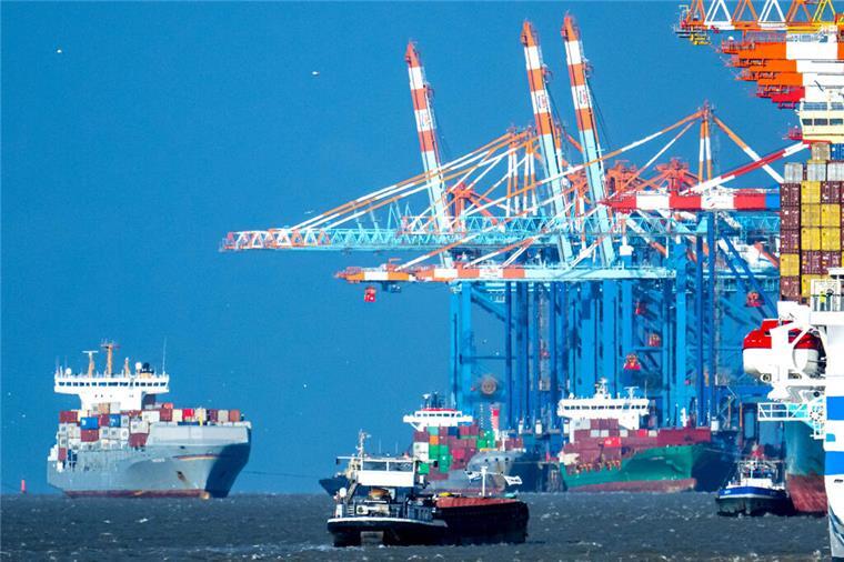 „Logistics Connect“: Fachmesse zeigt Herausforderungen der Logistikbranche Containerschiffe vor dem Hafen von Bremerhaven. Die Logistikbranche versammelte sich in Bremen mit 40 Ausstellern und rund 850 Teilnehmern, um über die Zukunft der Häfen und die Herausforderungen der Branche zu diskutieren.