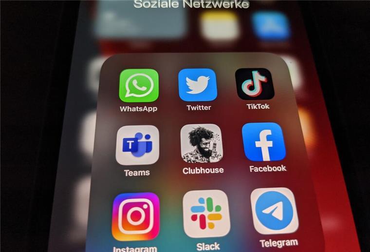 Social Media: Frauen teilen häufiger Privates als Männer Die Logos der Social-Media-Plattformen und Messenger-Dienste WhatsApp (l-r), Twitter, TikTok, Microsoft Teams, Clubhouse, Facebook, Instagram, Slack und Telegramm sind auf einem iPhone 12 Pro Max zu sehen.