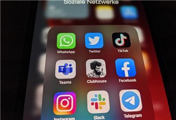 Die Logos der Social-Media-Plattformen und Messenger-Dienste WhatsApp (l-r), Twitter, TikTok, Microsoft Teams, Clubhouse, Facebook, Instagram, Slack und Telegramm sind auf einem iPhone 12 Pro Max zu sehen. 