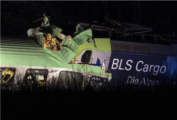 Die Lokomotive des Güterzugs wurde nach dem Zusammenprall gegen einen Waggon gedrückt.