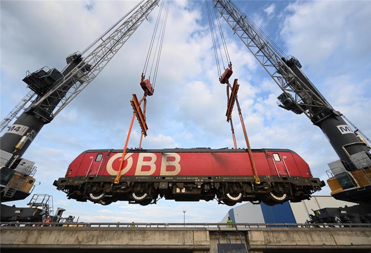 Gestrandete Loks im Braker Hafen per Schiff abtransportiert Eine E-Lok von Rail Cargo Carrier Germany (RCC) wird mit zwei Kränen auf das Binnenschiff „Rolf-Hein" gehoben und auf dem Seeweg nach Bremen transportiert.