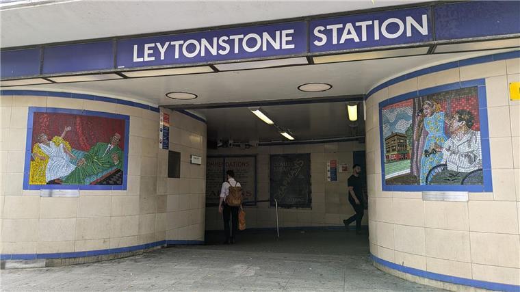 Die Londoner U-Bahnstation Leytonstone ist mit zahlreichen Mosaiken verziert, die Szenen aus Alfred Hitchcocks Leben und seinen Filmen zeigen.