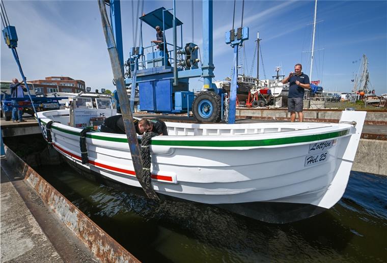 Wassertaxi „Lottjen“ wird flott gemacht Die Lottjen, das Börteboot von Oliver Seibel, wird im Fischereihafen wieder zu Wasser gelassen.