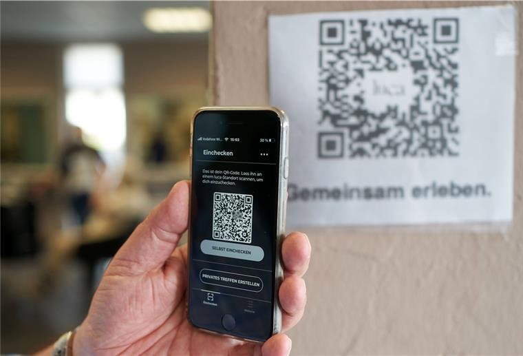 Friseurmeister Karl-Heinz Schlösser demonstriert in seinem Salon die Nutzung der Luca-App. 