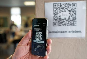 Friseurmeister Karl-Heinz Schlösser demonstriert in seinem Salon die Nutzung der Luca-App. 