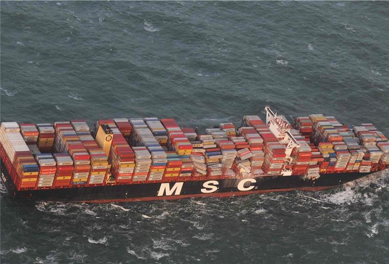 Havarie der „MSC Zoe": Ladung war enormer Beschleunigung ausgesetzt Die Luftaufnahme aus einem Überwachungsflugzeug des Havariekommandos zeigt das Containerschiff MSC ZOE, das im Sturm mehrere hundert Container verloren hat.