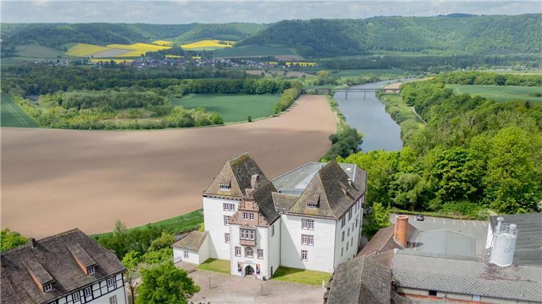 Regierung hält weiter an Porzellanmanufaktur fest Die Luftaufnahme zeigt das Schloss Fürstenberg, dem Sitz der Porzellanmanufaktur Fürstenberg.