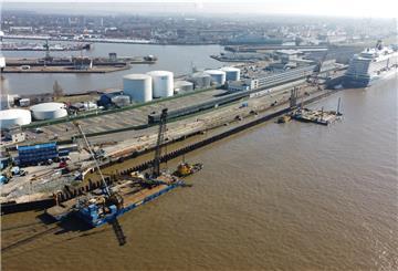 Die Luftaufnahme zeigt die neue Spundwand an der Bremerhavener Columbuskaje.