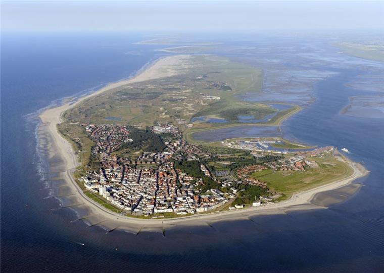 Ein Jahr bezahlter Urlaub: Norderney sucht Inselblogger Die Luftaufnahme zeigt die ostfriesische Insel Norderney.