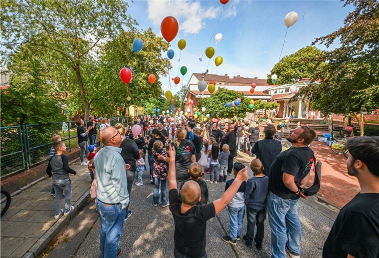 Luftballons zum Geburtstag: Die größte Kita der Stadt wird 60 Jahre Die Luftballons bilden den farbenfrohen Abschluss des Geburtstagsfestes: Die Kindertagesstätte Dresdener Straße wird 60 Jahre alt. Foto Scheschonka