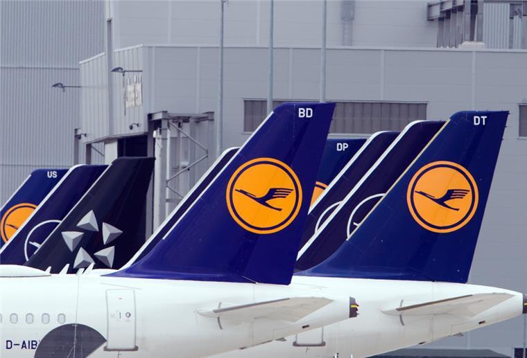 Mit höheren Ticketpreisen will die Lufthansa Verluste verringern Flugzeuge der Fluggesellschaft Lufthansa stehen am Rand des Rollfeldes nebeneinander.