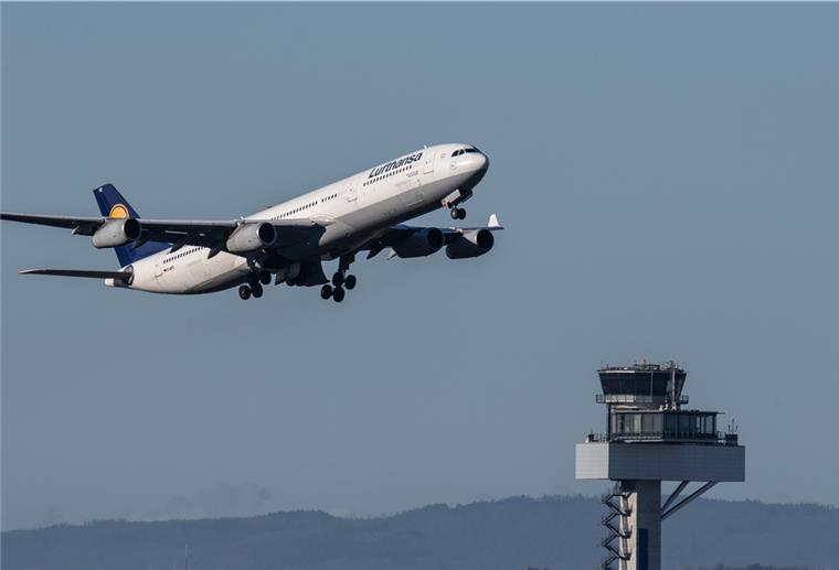 Eine Passagiermaschine der Lufthansa startet vom Flughafen in Frankfurt am Main.