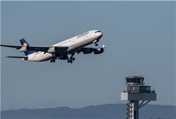 Eine Passagiermaschine der Lufthansa startet vom Flughafen in Frankfurt am Main.