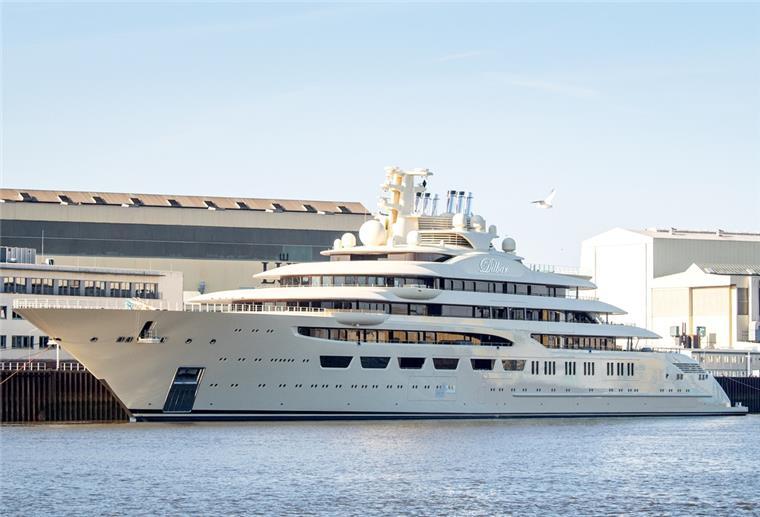Ermittler durchsuchen russische Luxusjacht „Dilbar" Luxusjacht „Dilbar“ liegt an der Lürssen-Werft in Lemwerder