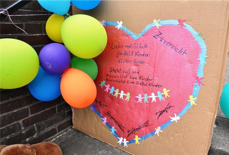 Erneut stiller Corona-Protest vorm Nordenhamer Rathaus Die Macher der Installation vorm Nordenhamer Rathaus wenden sich gegen Corona-Maßnahmen zu Lasten von Kindern.