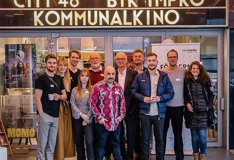 Vorpremiere: „Boot un Dood“ zum ersten Mal im Kino Die Macher und Schauspieler vor dem Kino „City46“ (von links): Dennis Vogt (Kamera), Katharina Hader (Kostüm, Setdesign), Christian Richard Bauer (Darsteller), Julia Giampietro (Darstellerin, Musik, Regieassistenz), Günter Ihmels (Autor), Sandro Giampietro (Regisseur, Autor,Musikproduzent), Thomas Schäffer (Nordmedia), Holger Tepe (CITY 46), Nikolas Meyer (Design), Schauspieler Helge Tramsen, Schauspielerin Anja zum Felde. Foto: Nordmedia