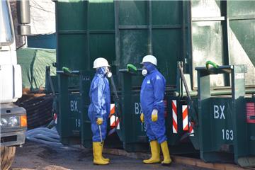 Die Männer arbeiten nur mit Atemschutzgeräten. Diese schützen sie vor den krebserregenden Chlorkohlenwasserstoffen. 