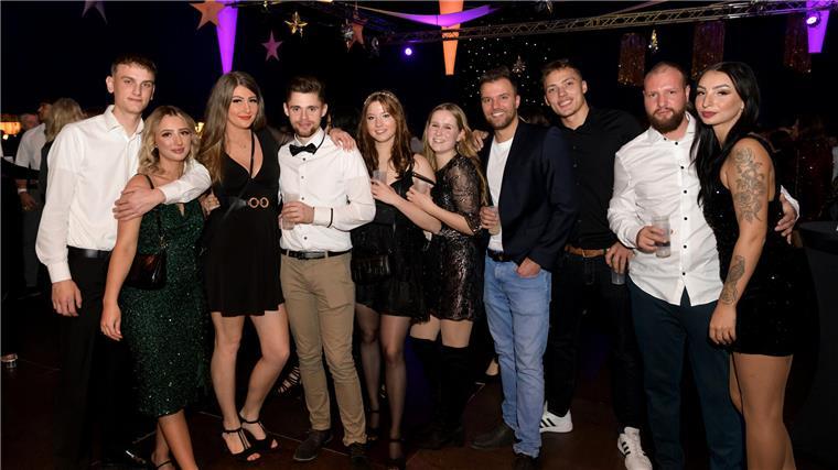 So feierten die 4000 Gäste beim Weihnachtszauber Die Männer bevorzugten ein weißes Hemd als Abendgarderobe, die Frauen oft Cocktailkleider.