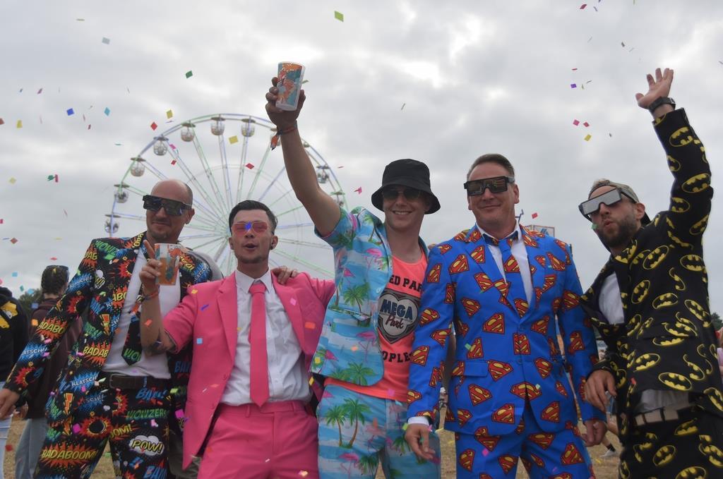 Die Männer in den bunten Anzügen sind beliebtes Foto-Motiv der Festivalbesucher.