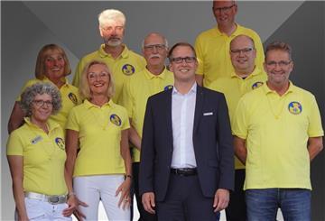 Die Männer und Frauen in Gelb organisieren das Entenrennen (von links): Sabine Hempel, Eleonore Gollenstede, Christel Mohrschladt, Hillrich Arnold, Horst Huntemann, Eike Bohlmann, Claus Plachetka und Rainer Penning. Schirmherr ist Landrat Stephan Siefken.