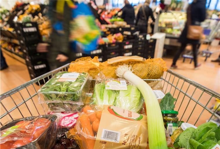 Wo darf sich welcher Einzelhandel ansiedeln? Ein voller Einkaufswagen steht in einem Supermarkt.