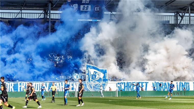 Fragwürdiges FCM-Banner beschäftigt den DFB Die Magdeburger Fans zeigen ein fragwürdiges Banner und betonen dies mit Pyrotechnik.
