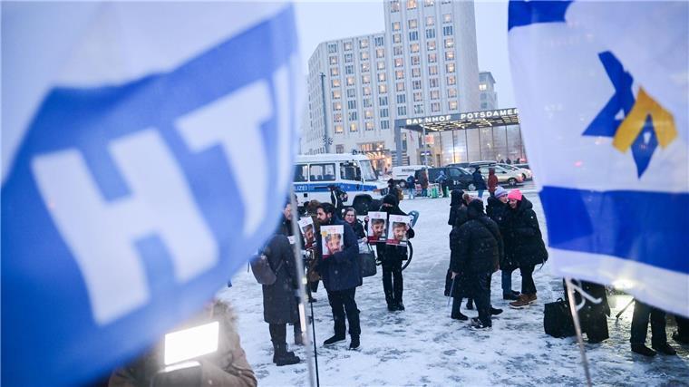 Solidaritätsaktion für israelische Geiseln bei Berlinale Die Mahnwache in der Nähe des Berlinale-Palastes.