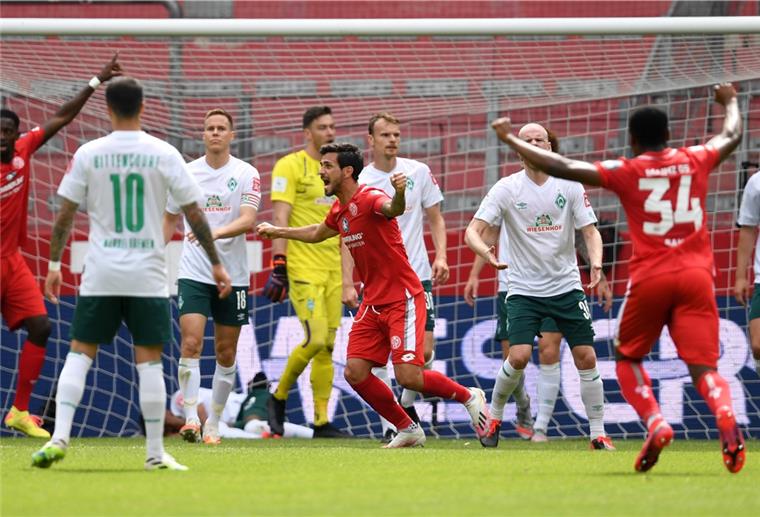 Die Mainzer jubeln, die Werder-Spieler sind geschockt: Der FSV hat gewonnen.