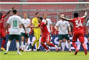 Die Mainzer jubeln, die Werder-Spieler sind geschockt: Der FSV hat gewonnen.