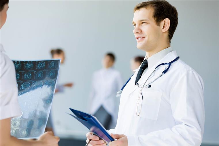 Kopf-Hals-Tumore – Patientennachmittag im Klinikum Bremerhaven Junger Onkologe bespricht sich mit einem Kollegen.