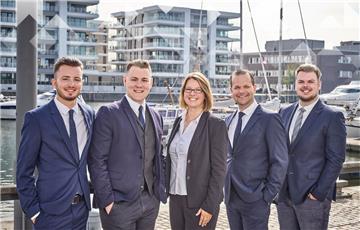 Immobilienmakler posieren für ein Gruppenfoto in Bremerhaven.