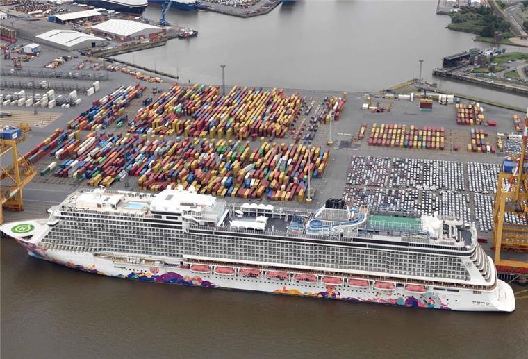 Auf diesem Kreuzfahrtschiff gilt bald Kleiderordnung und womöglich Alkoholverbot Das Kreuzfahrtschiff „Manara“ liegt an der Stromkaje in Bremerhaven.