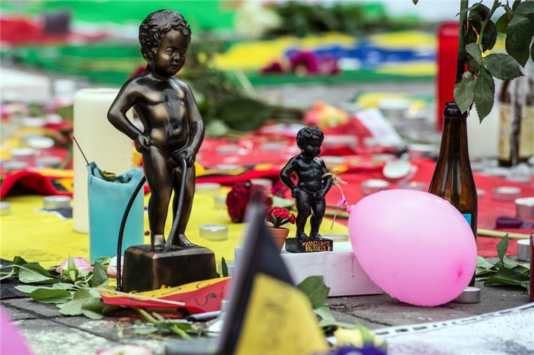 Der Tag nach dem Terror in Brüssel: Was wissen wir, was nicht Die Manneken Pis-Figuren stehen allerorts in Brüssel als Zeichen gegen den Terror.