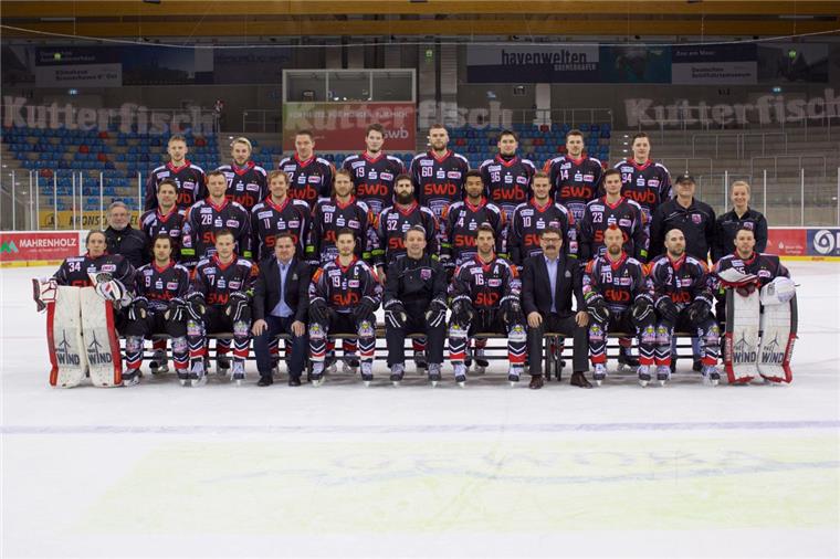 Mit neuen Trikots in die Playoffs Die Mannschaft der Fischtown Pinguins in den neuen Playoff-Trikots.